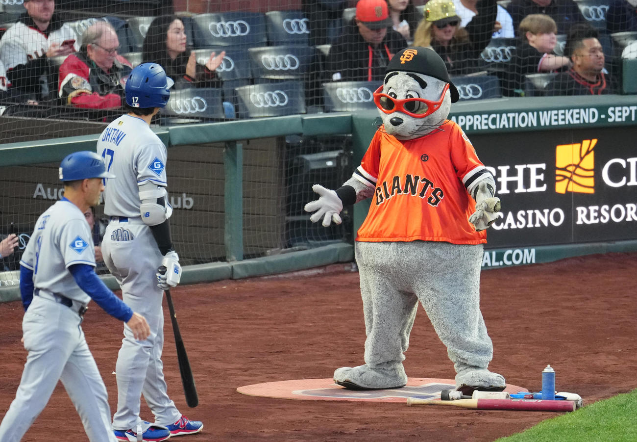 ジャイアンツ対ドジャース　1回、打席に入る準備をするドジャース大谷は、ジャイアンツ・キャラクターのルー・シールの挑発を受ける（撮影・菅敏）