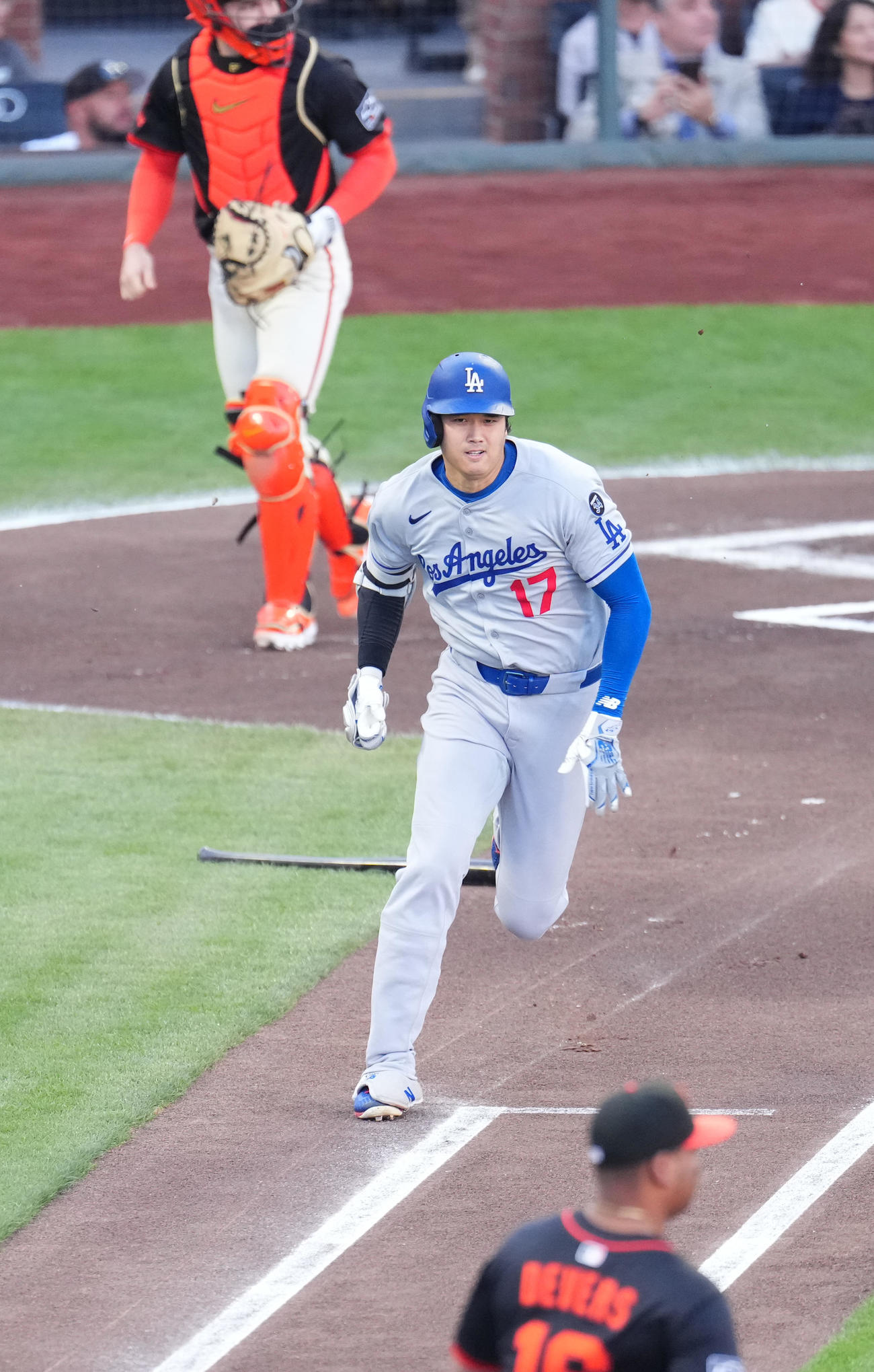 ジャイアンツ対ドジャース　1回表ドジャース無死、遊内野安打を放つ大谷（撮影・菅敏）