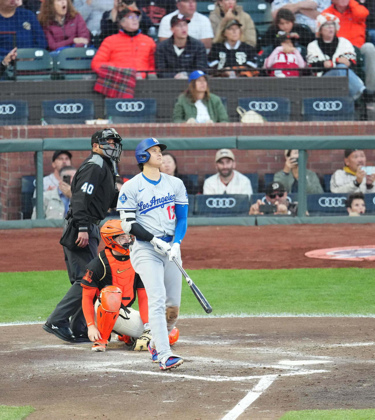 ジャイアンツ対ドジャース　3回表ドジャース無死、中越えに49号ソロ本塁打を放つ大谷（撮影・菅敏）