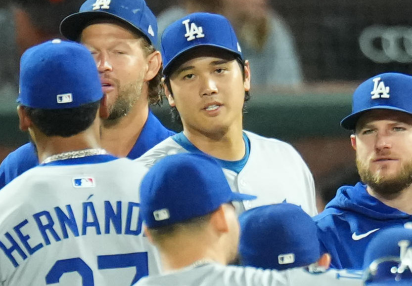 ジャイアンツ対ドジャース　ジャイアンツに勝利し、ナインを迎える大谷（中央）（撮影・菅敏）