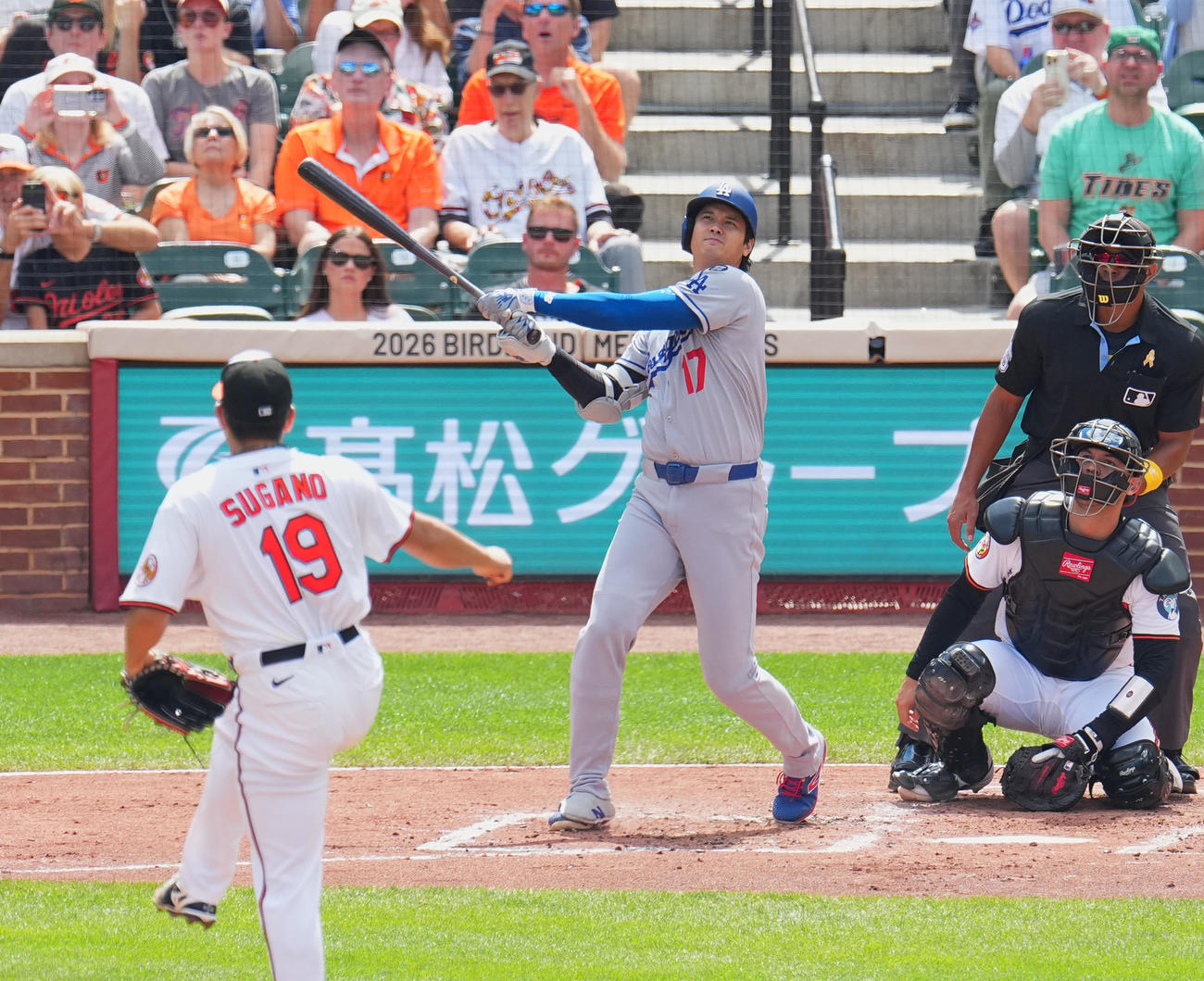48号ソロ本塁打を放つ大谷（2025年9月6日撮影）