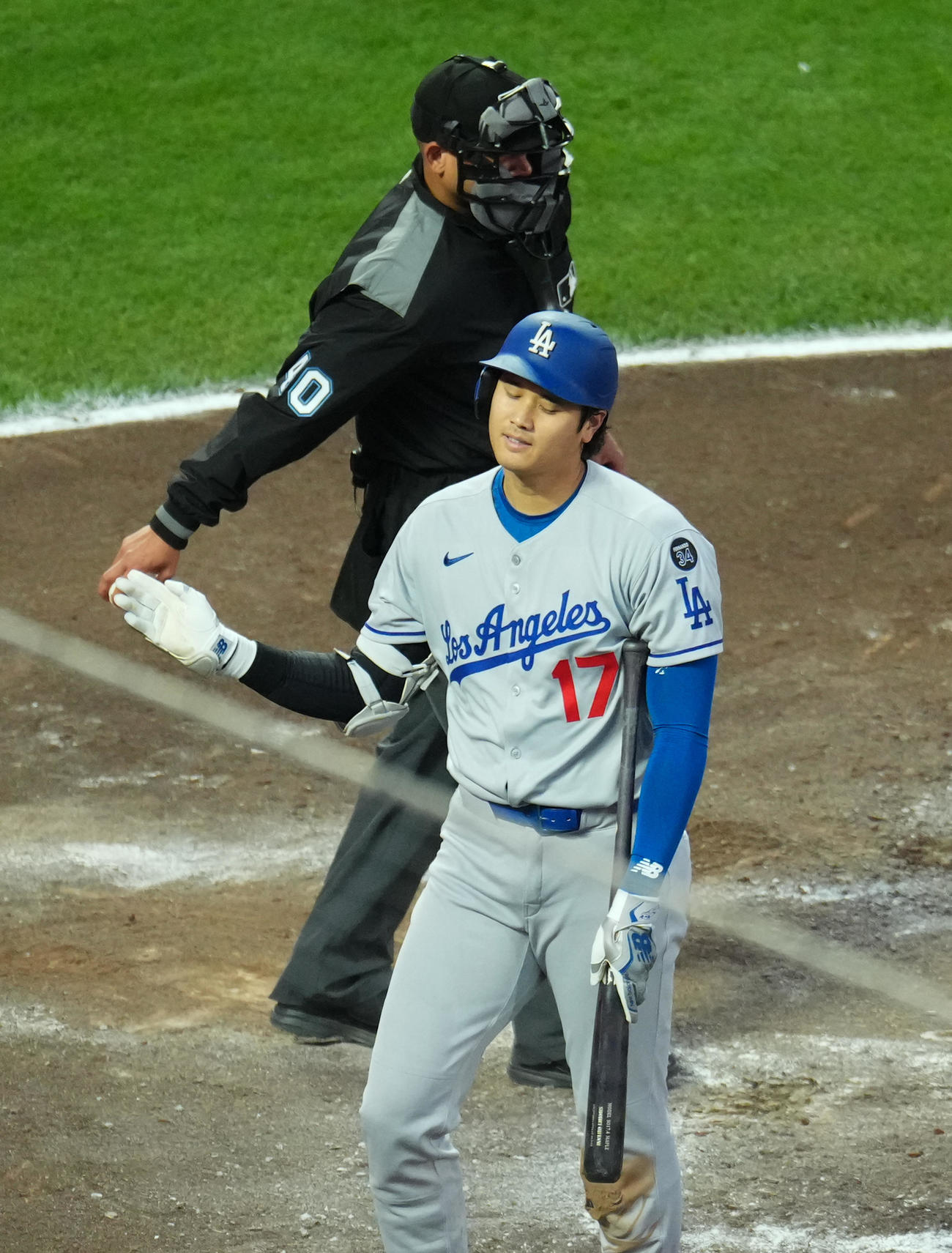 ジャイアンツ対ドジャース　4回表ドジャース2死一塁、見逃しの三振に倒れ、不満げな表情でベンチに戻る大谷（撮影・菅敏）