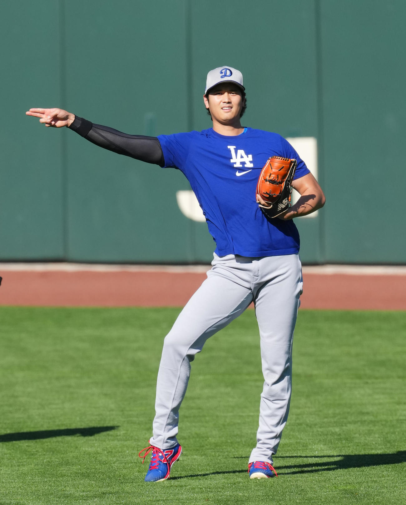 ジャイアンツ対ドジャース　試合前練習中におどけたポーズをとるドジャース大谷（撮影・菅敏）