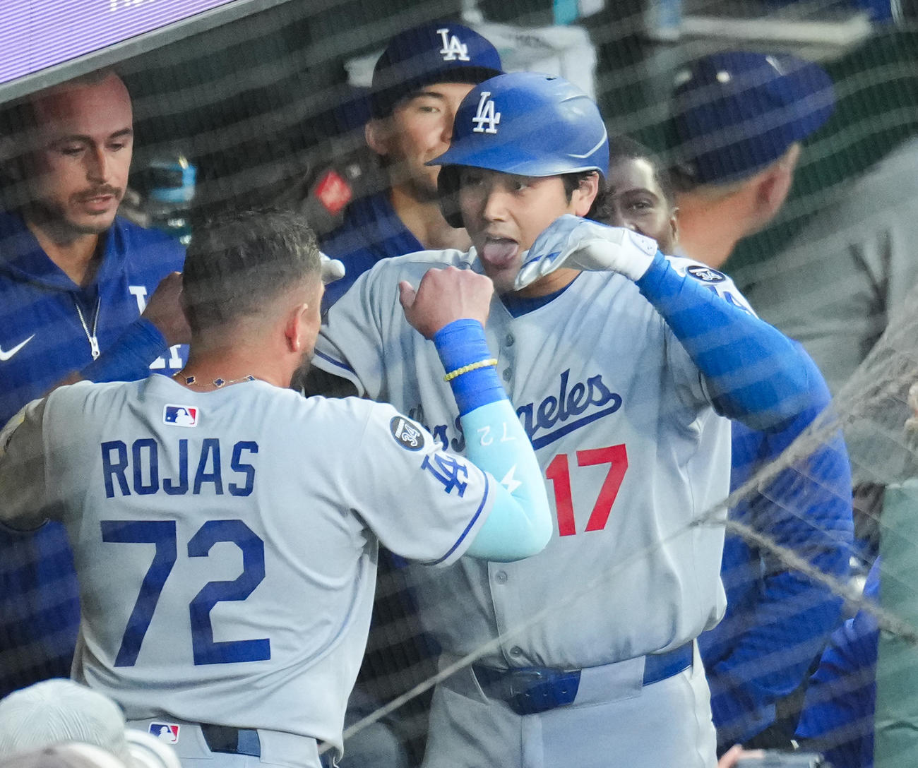 ジャイアンツ対ドジャース　3回表ドジャース無死、中越えに49号ソロ本塁打を放ち、ロハス（左）ポーズをとる大谷（撮影・菅敏）