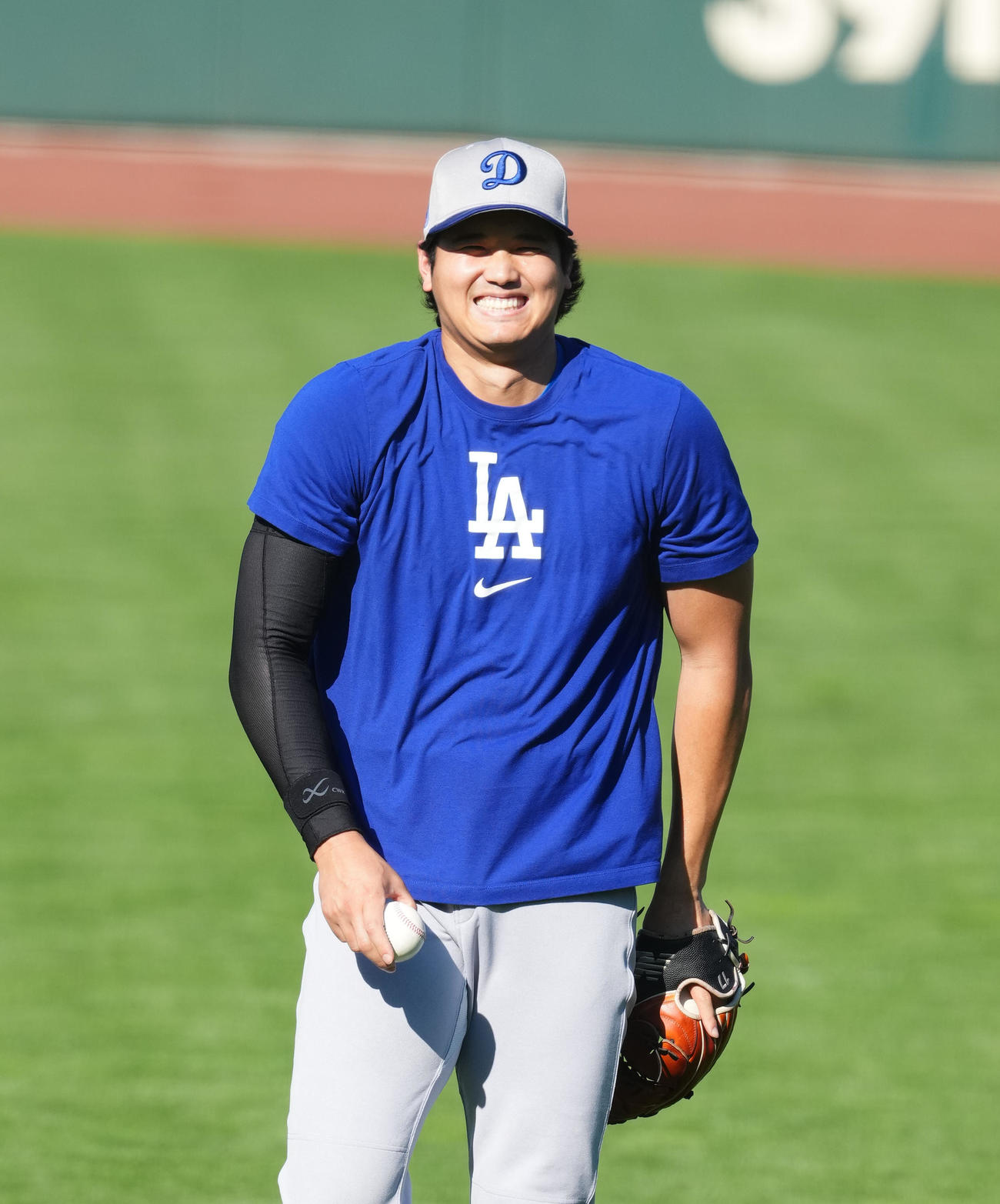 ジャイアンツ対ドジャース　試合前、笑顔で練習するドジャース大谷（撮影・菅敏）