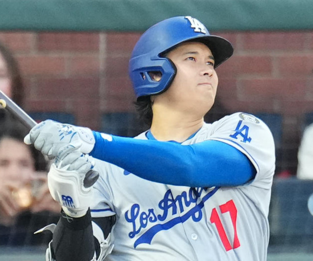 ジャイアンツ対ドジャース　3回表ドジャース無死、中越えに49号ソロ本塁打を放つ大谷（撮影・菅敏）