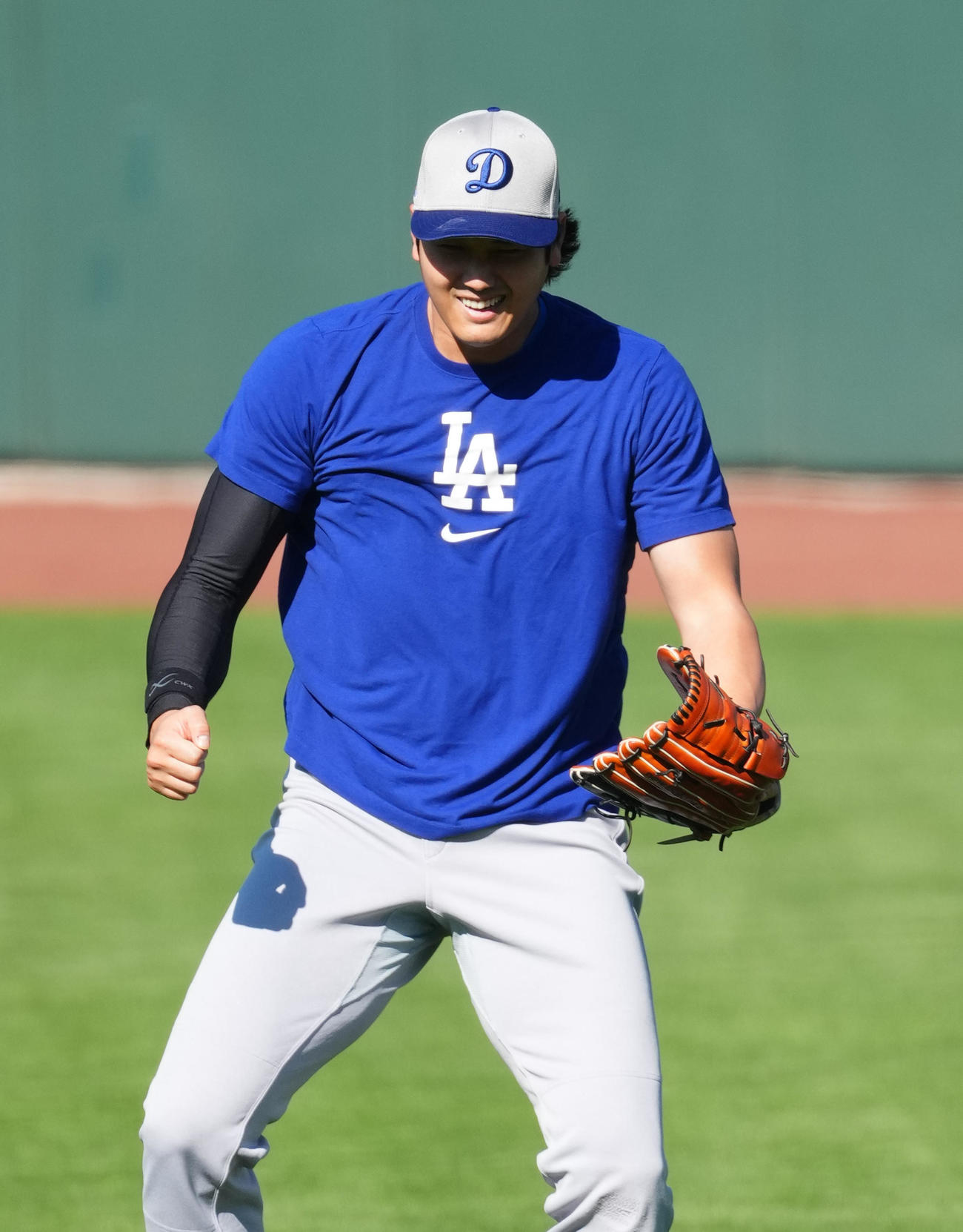ジャイアンツ対ドジャース　試合前の練習中にベシアのモノマネをするドジャース大谷（撮影・菅敏）