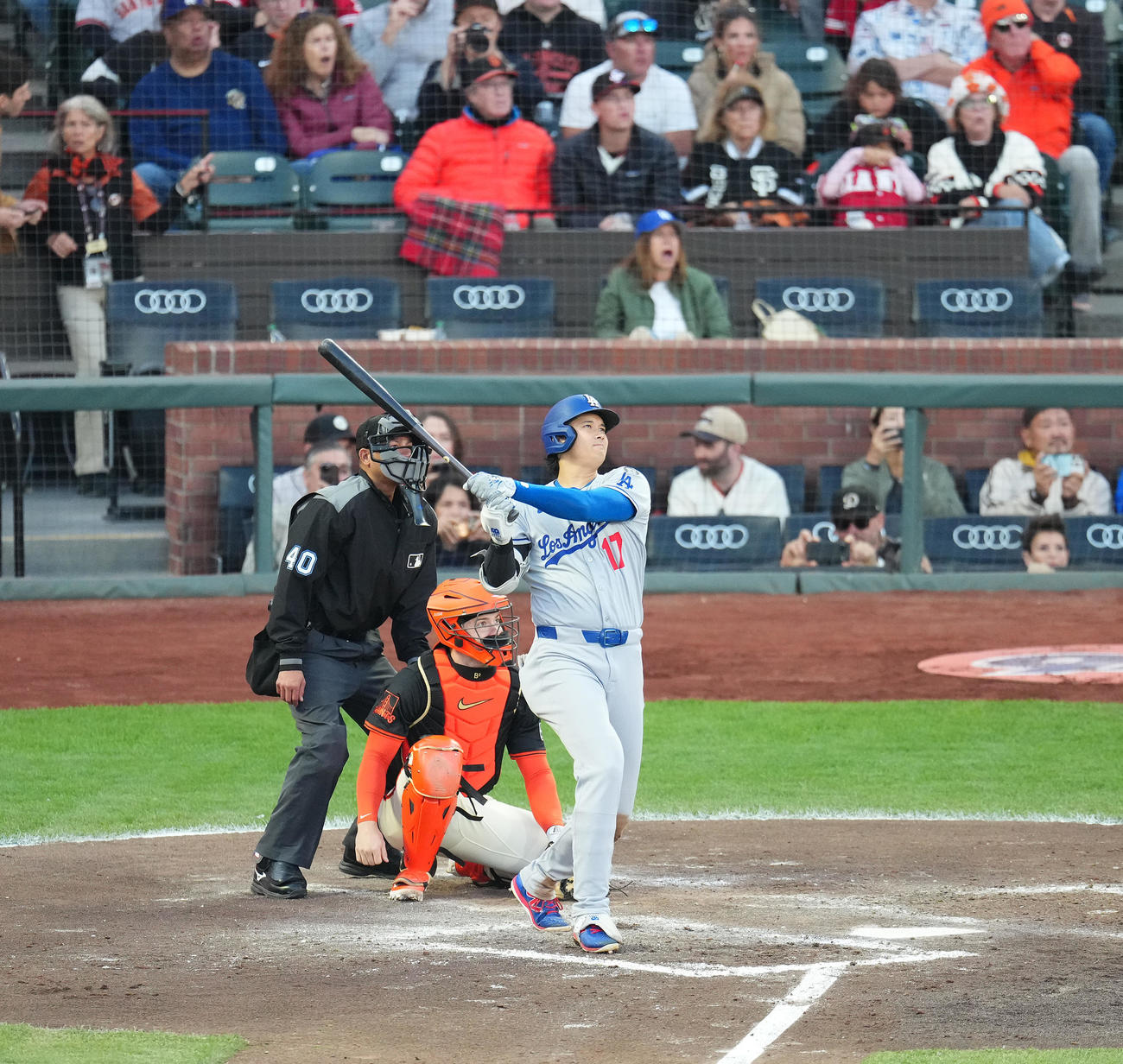 ジャイアンツ対ドジャース　3回表ドジャース無死、中越えに49号ソロ本塁打を放つ大谷（撮影・菅敏）