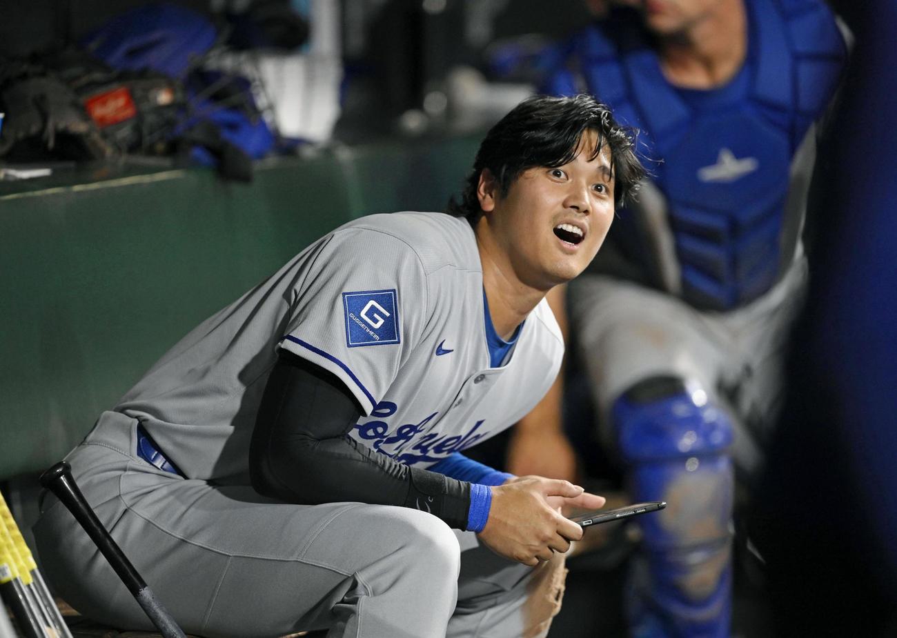 ジャイアンツ戦の9回、E・ヘルナンデスの打球を追うドジャース・大谷（共同）