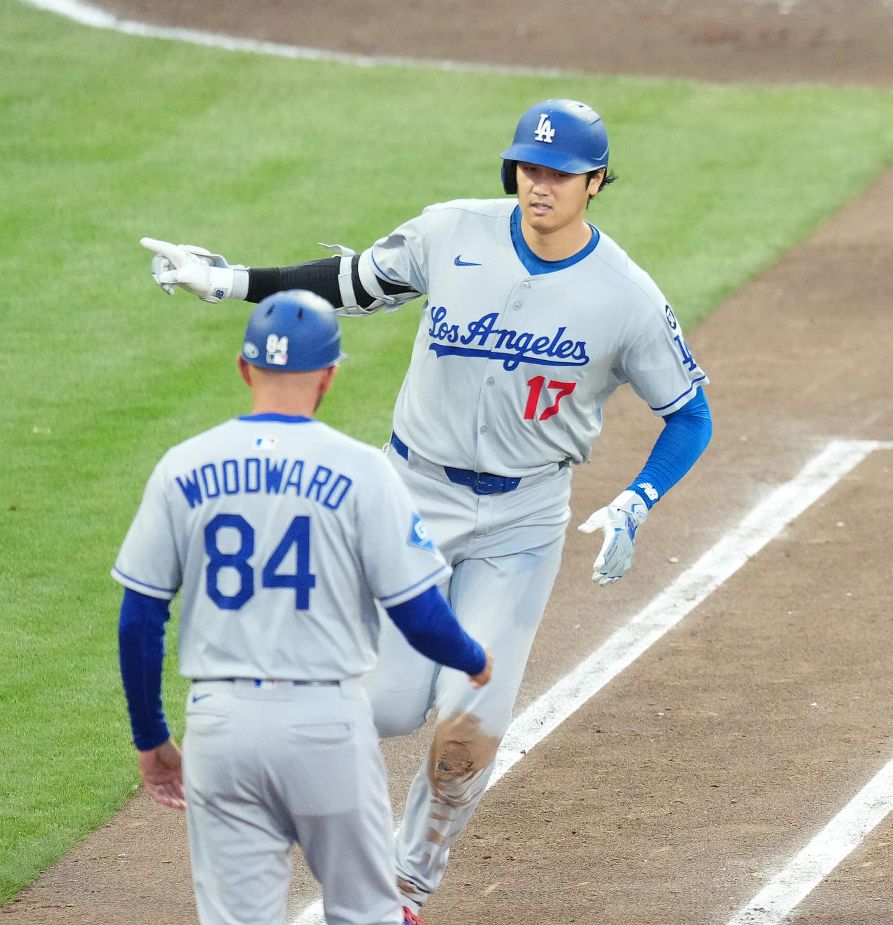 ジャイアンツ対ドジャース　3回表ドジャース無死、中越えに49号ソロ本塁打を放ち、ベンチを指さす大谷（撮影・菅敏）