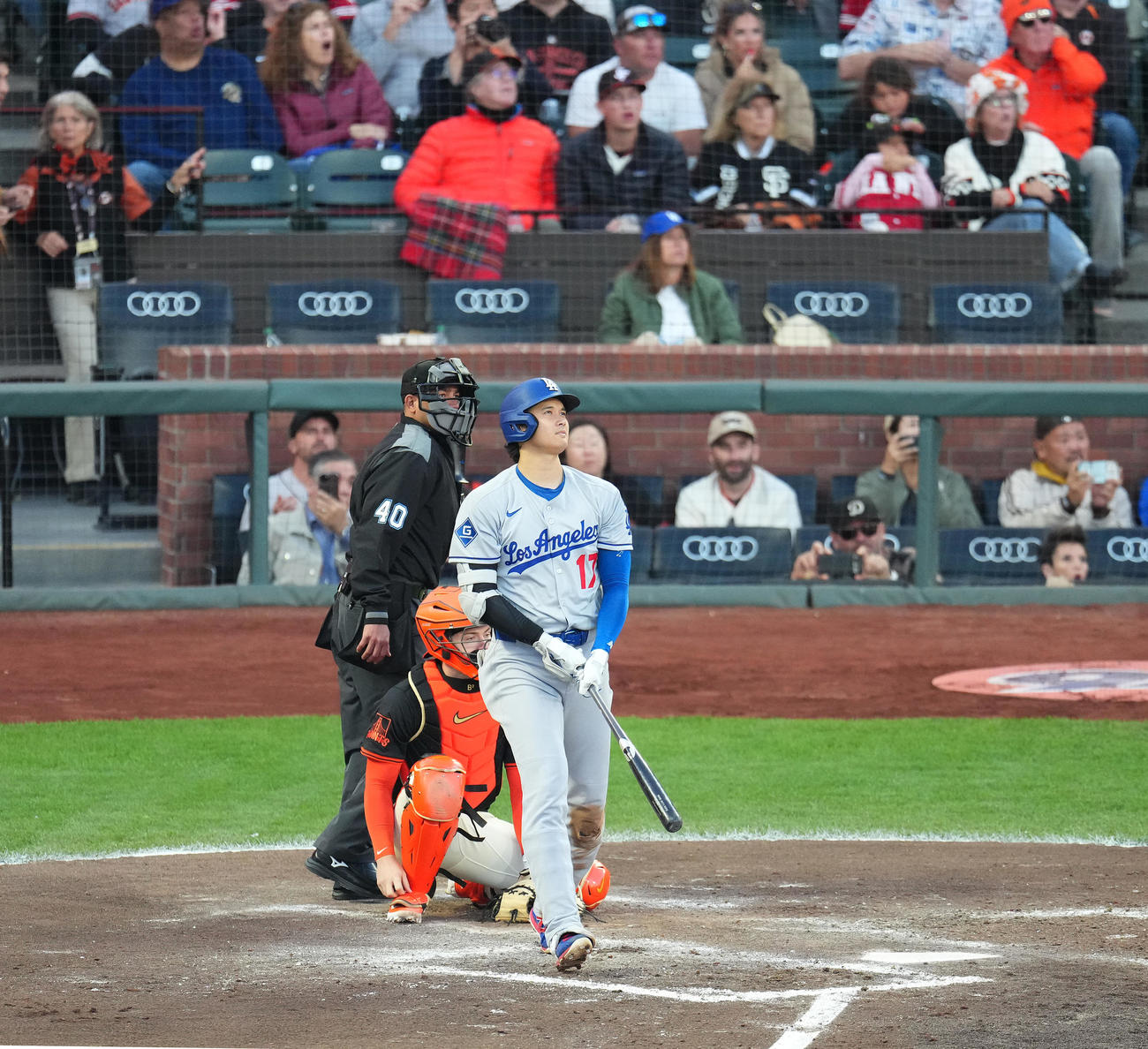 ジャイアンツ対ドジャース　3回表ドジャース無死、中越えに49号ソロ本塁打を放つ大谷（撮影・菅敏）