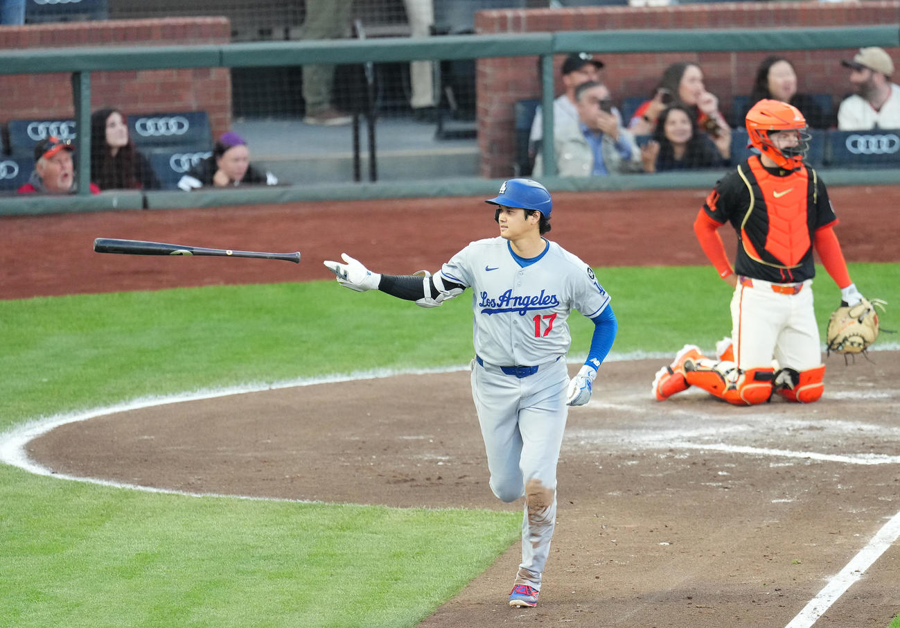 ジャイアンツ対ドジャース　3回表ドジャース無死、中越えに49号ソロ本塁打を放つ大谷（撮影・菅敏）