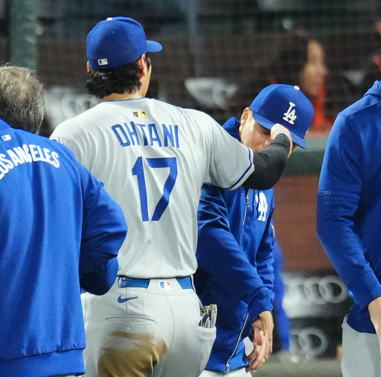 ジャイアンツ対ドジャース　ジャイアンツに勝利し、山本に帽子のつばをタッチし、いたずらする大谷（撮影・菅敏）