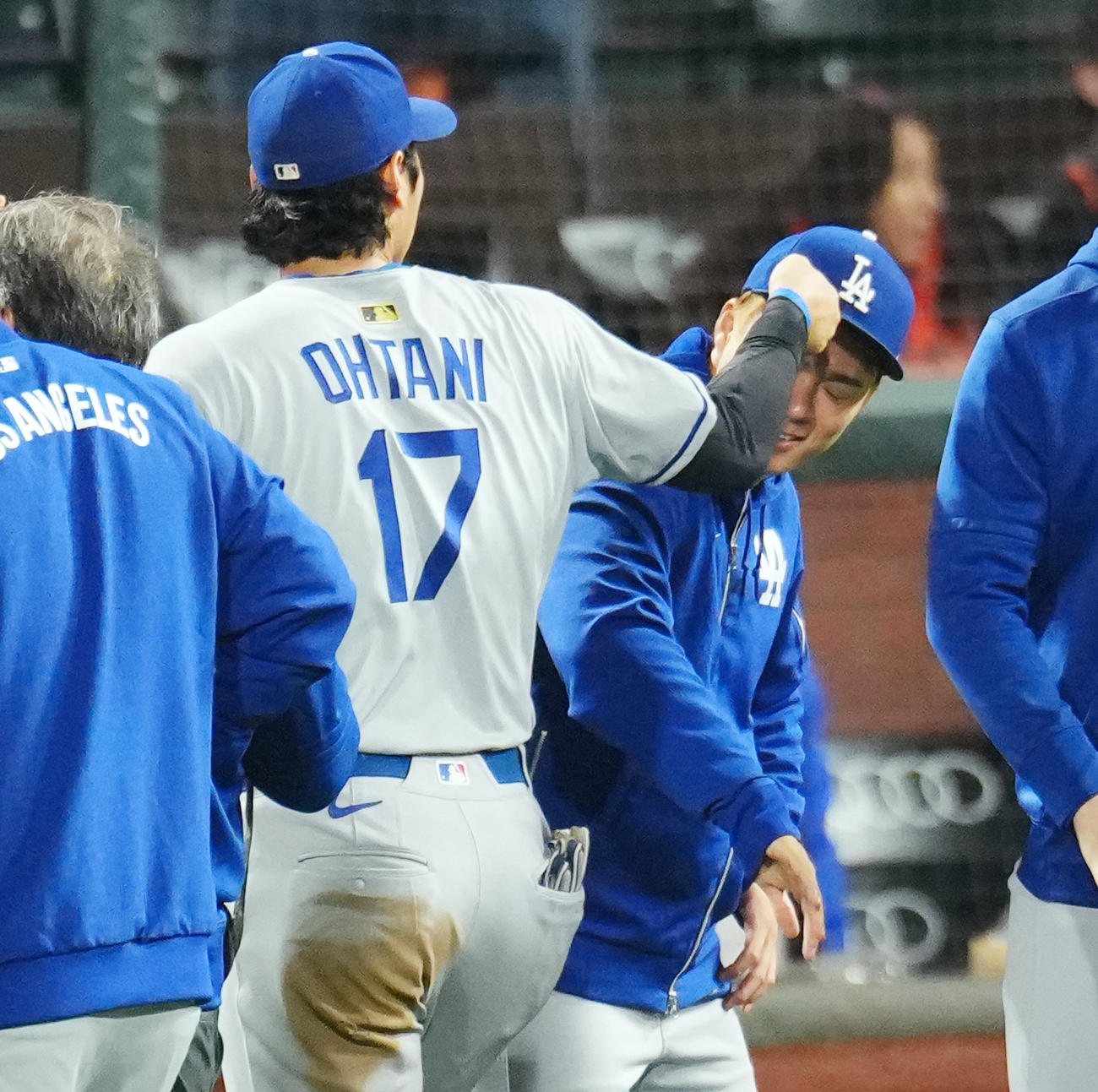 ジャイアンツ対ドジャース　ジャイアンツに勝利し、山本に帽子のつばをタッチし、いたずらする大谷（撮影・菅敏）