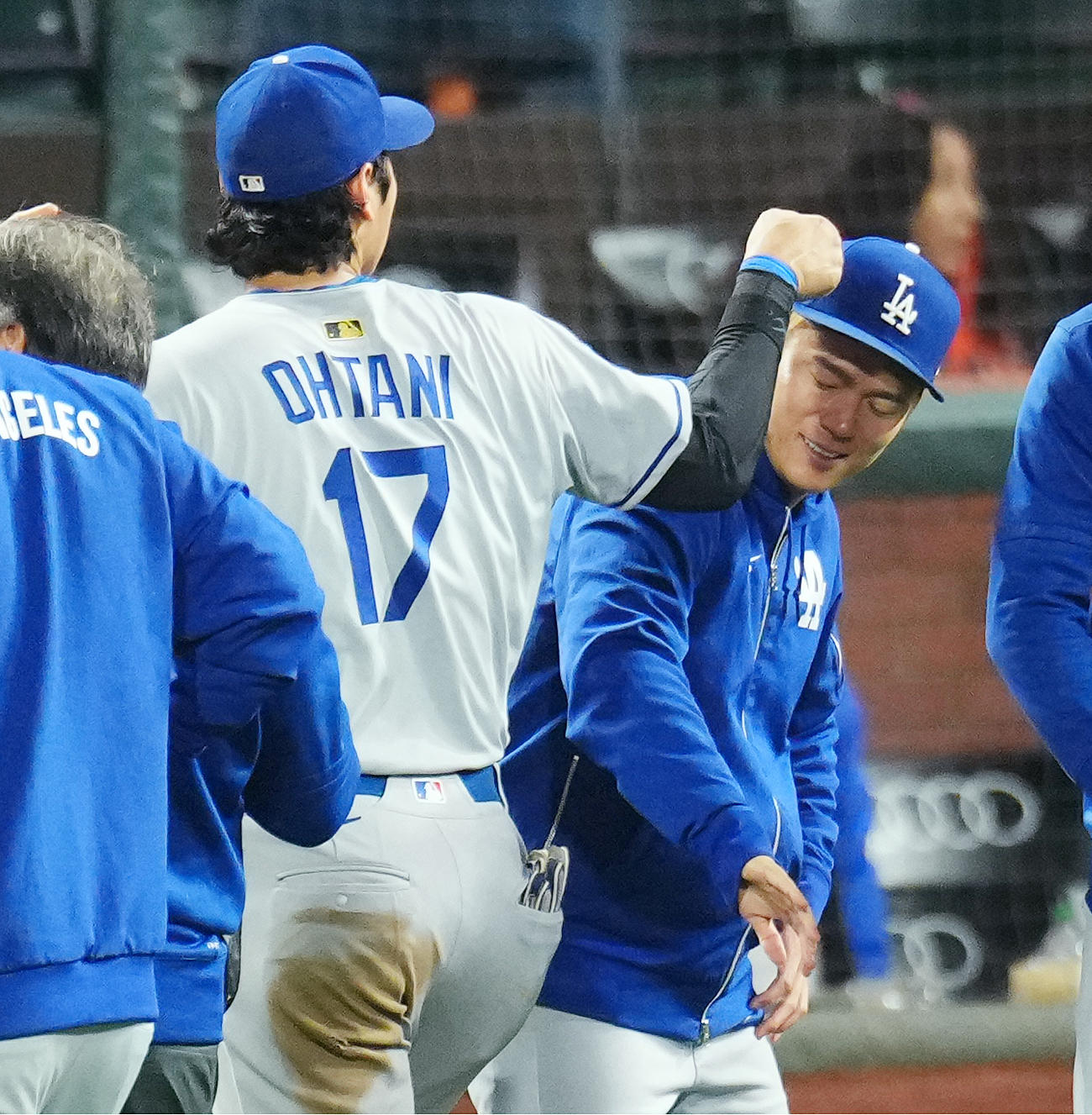 ジャイアンツ対ドジャース　ジャイアンツに勝利し、山本に帽子のつばをタッチし、いたずらする大谷（撮影・菅敏）