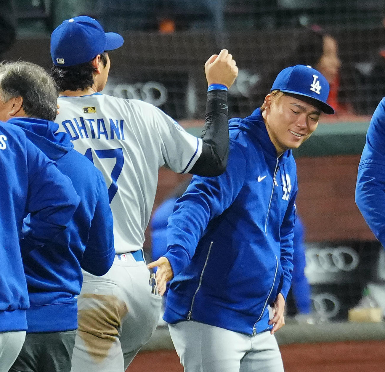 ジャイアンツ対ドジャース　ジャイアンツに勝利し、山本に帽子のつばをタッチし、いたずらする大谷（撮影・菅敏）