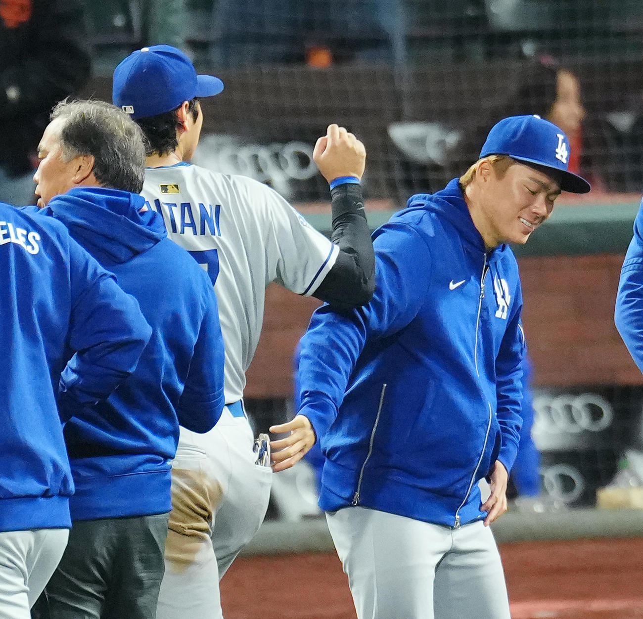 ジャイアンツ対ドジャース　ジャイアンツに勝利し、山本に帽子のつばをタッチし、いたずらする大谷（撮影・菅敏）