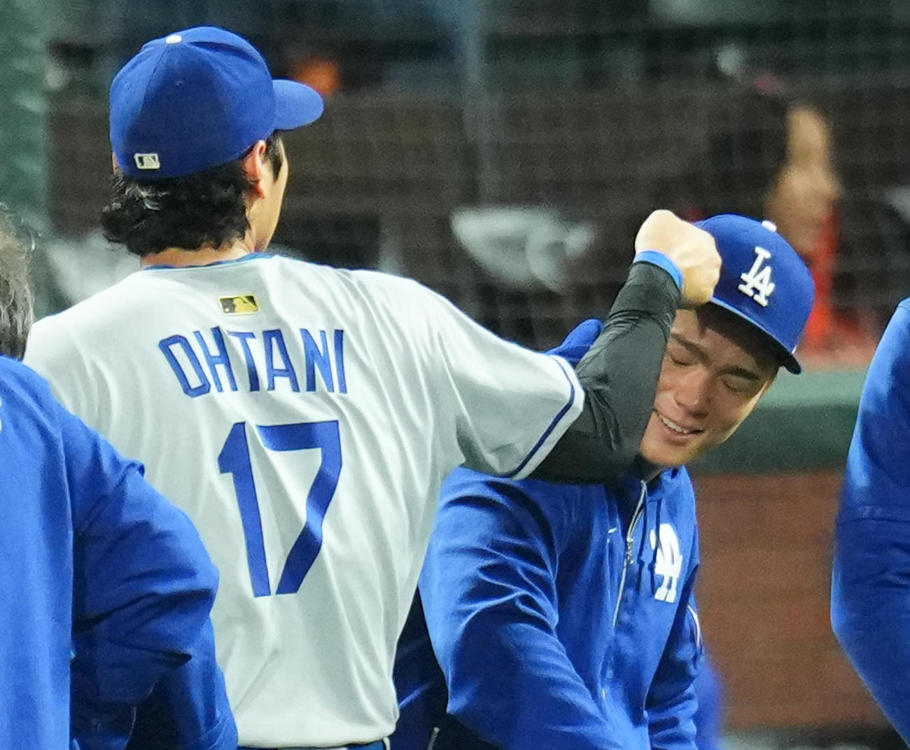 ジャイアンツ対ドジャース　ジャイアンツに勝利し、迎える山本（右）の帽子を触り、いたずらする大谷（撮影・菅敏）