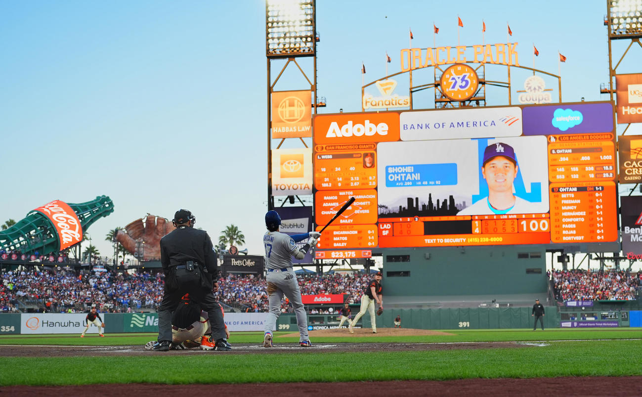 ジャイアンツ対ドジャース　3回表ドジャース無死、中越えに49号ソロ本塁打を放つ大谷（撮影・菅敏）