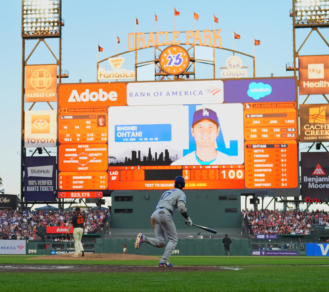 ジャイアンツ対ドジャース　3回表ドジャース無死、中越えに49号ソロ本塁打を放つ大谷（撮影・菅敏）