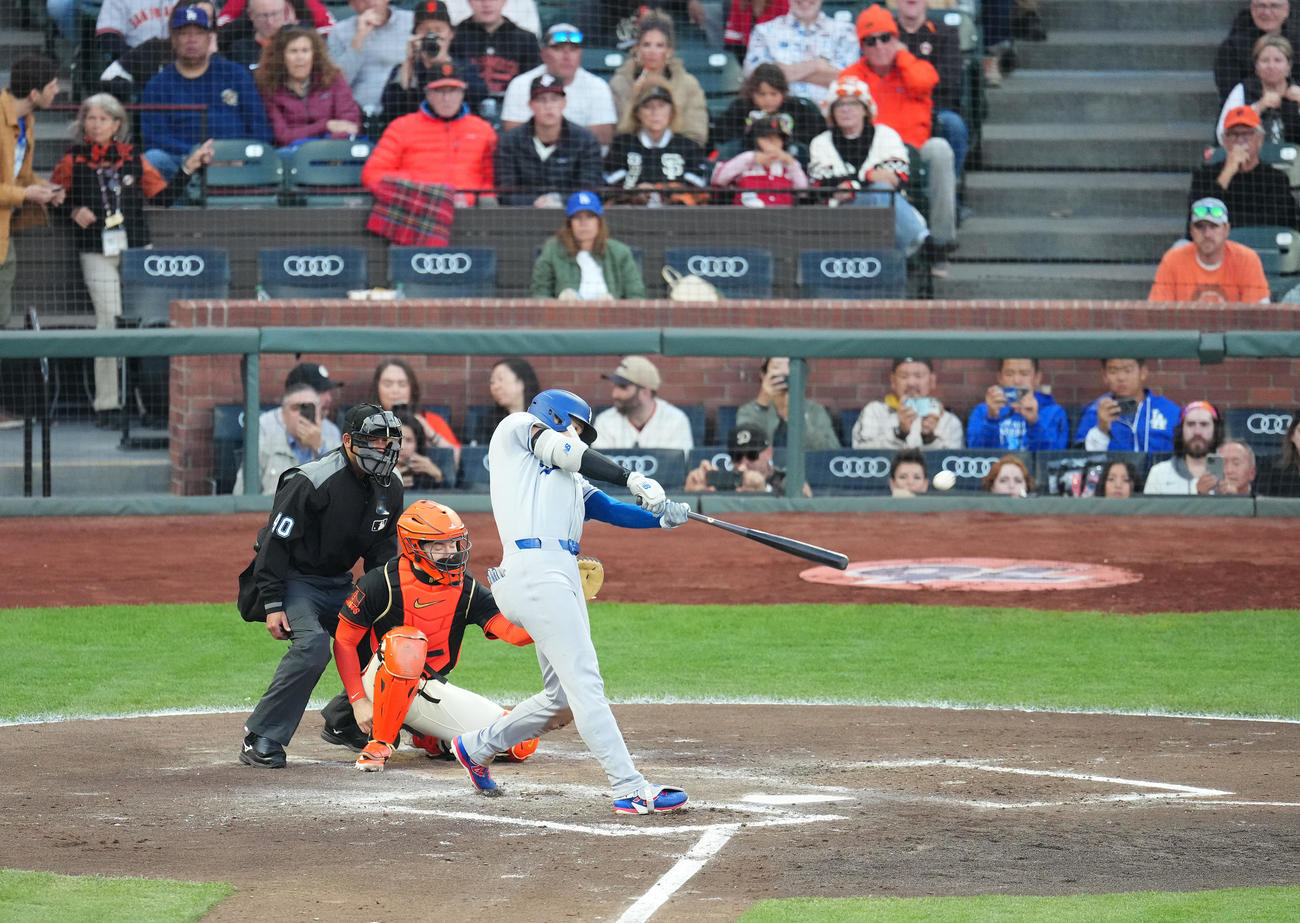 ジャイアンツ対ドジャース　3回表ドジャース無死、中越えに49号ソロ本塁打を放つ大谷（撮影・菅敏）