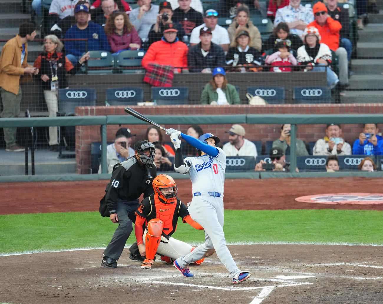 ジャイアンツ対ドジャース　3回表ドジャース無死、中越えに49号ソロ本塁打を放つ大谷（撮影・菅敏）