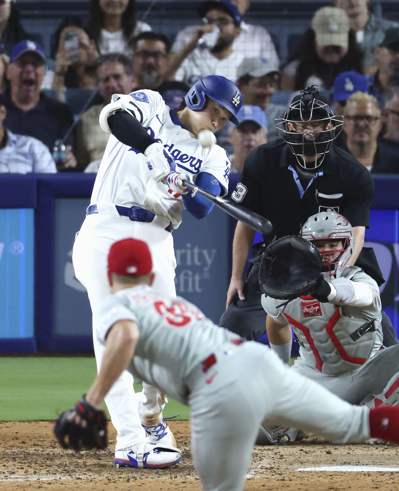 米大リーグ、フィリーズ戦の8回、50号ソロを放つドジャース大谷翔平（共同）