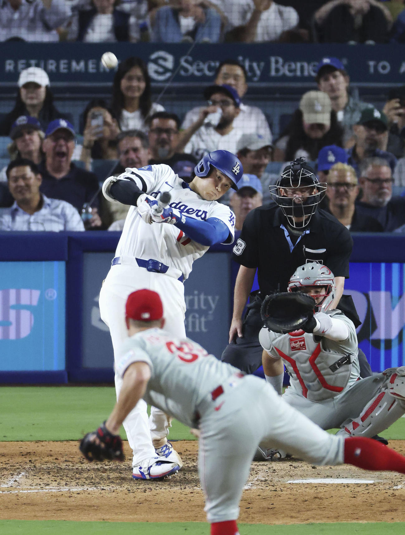 米大リーグ、フィリーズ戦の8回、50号ソロを放つドジャース大谷翔平（共同）