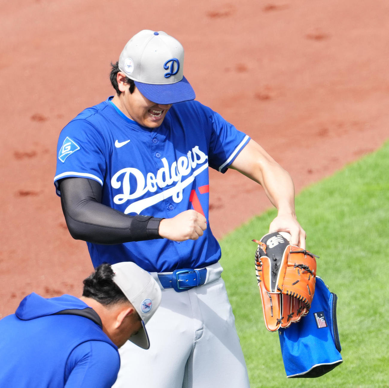 ジャイアンツ対ドジャース　試合前の練習中にベシアのモノマネをするドジャース大谷（撮影・菅敏）