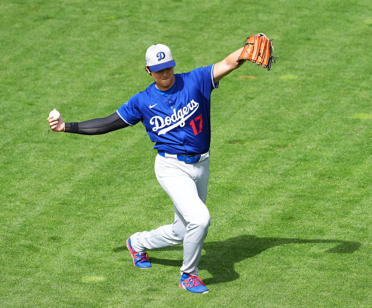 ジャイアンツ対ドジャース　試合前、やり投げする山本のモノマネをするドジャース大谷（撮影・菅敏）