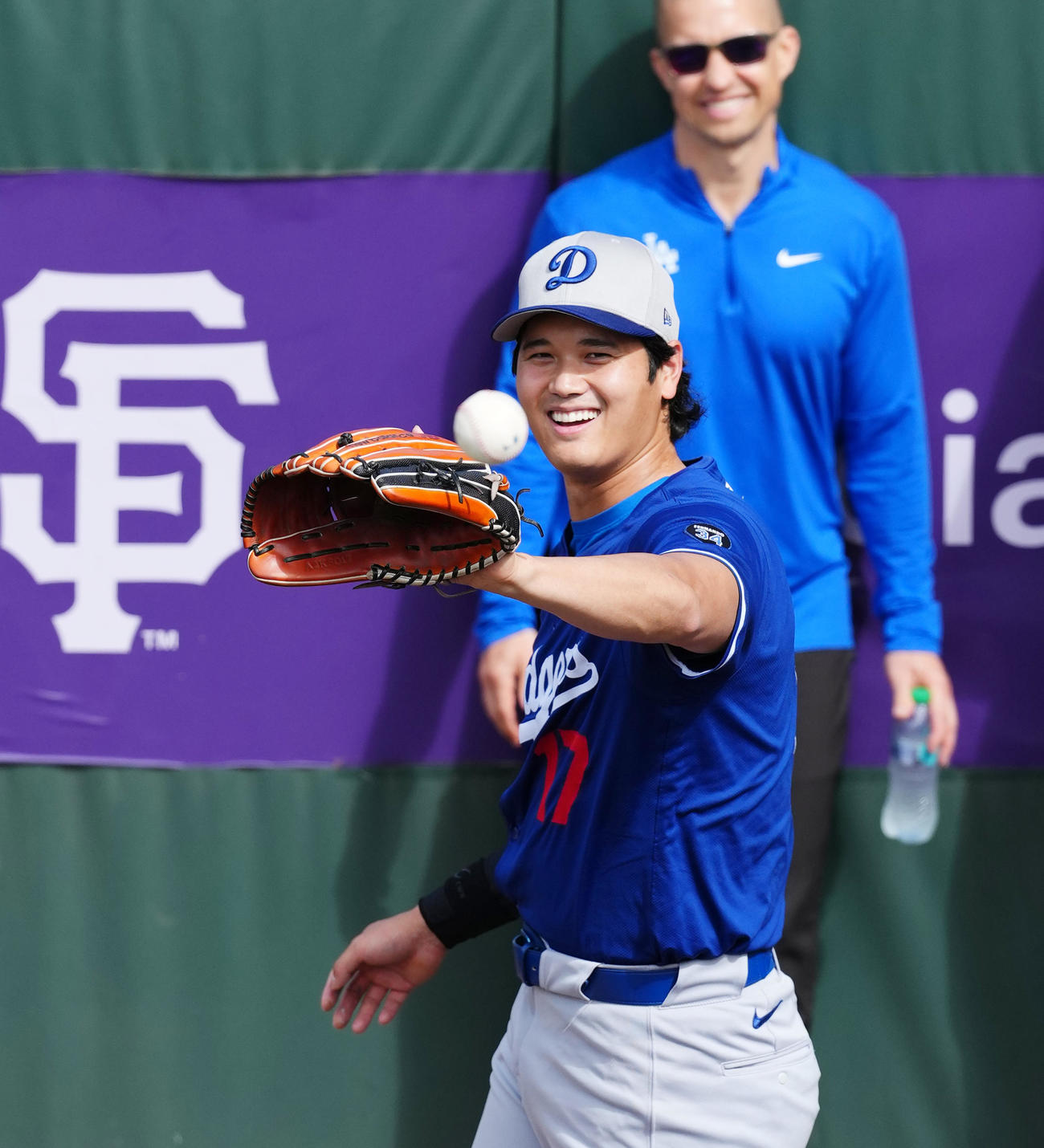 ジャイアンツ対ドジャース　試合前、ブルペンで投球練習をするドジャース大谷（撮影・菅敏）