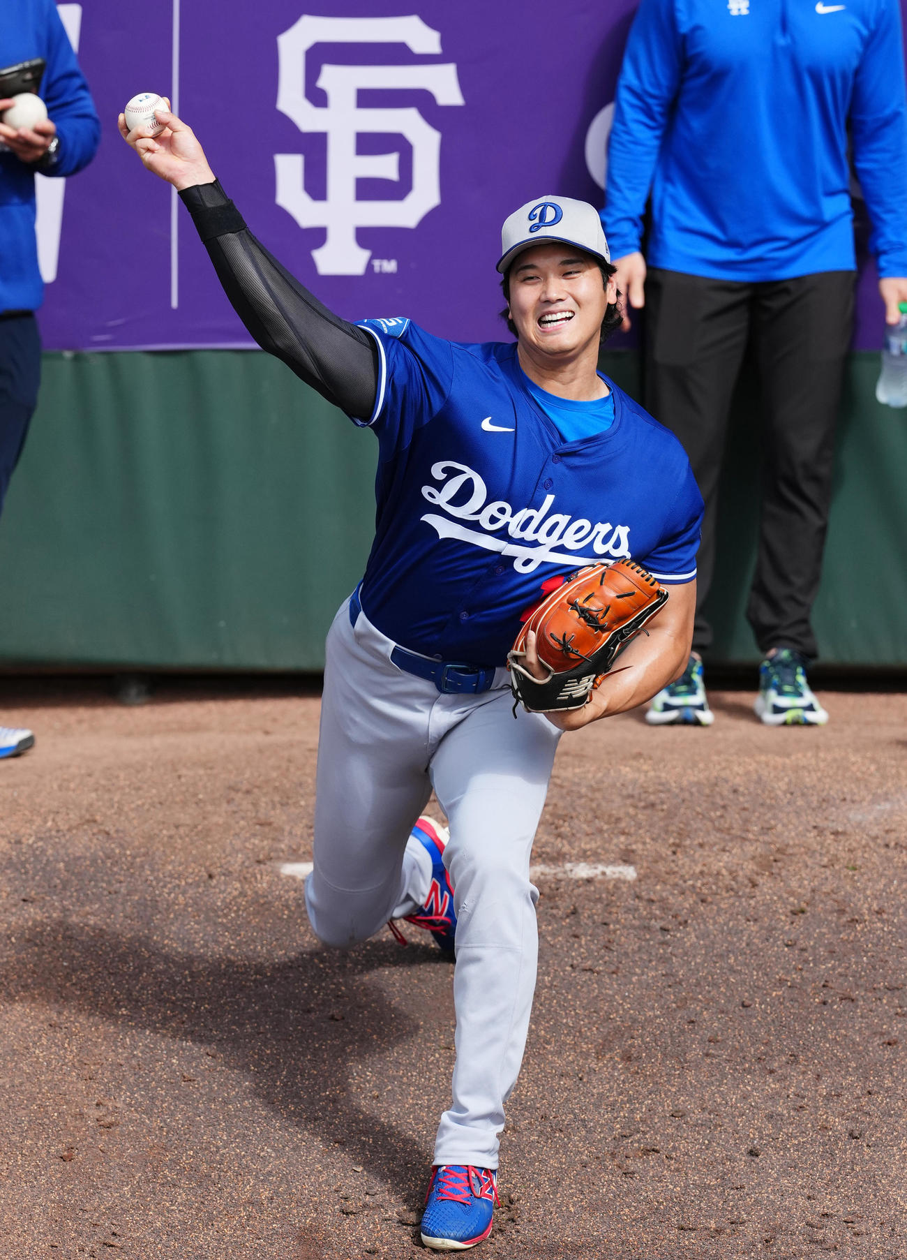 ジャイアンツ対ドジャース　試合前、ブルペンで投球練習をするドジャース大谷（撮影・菅敏）