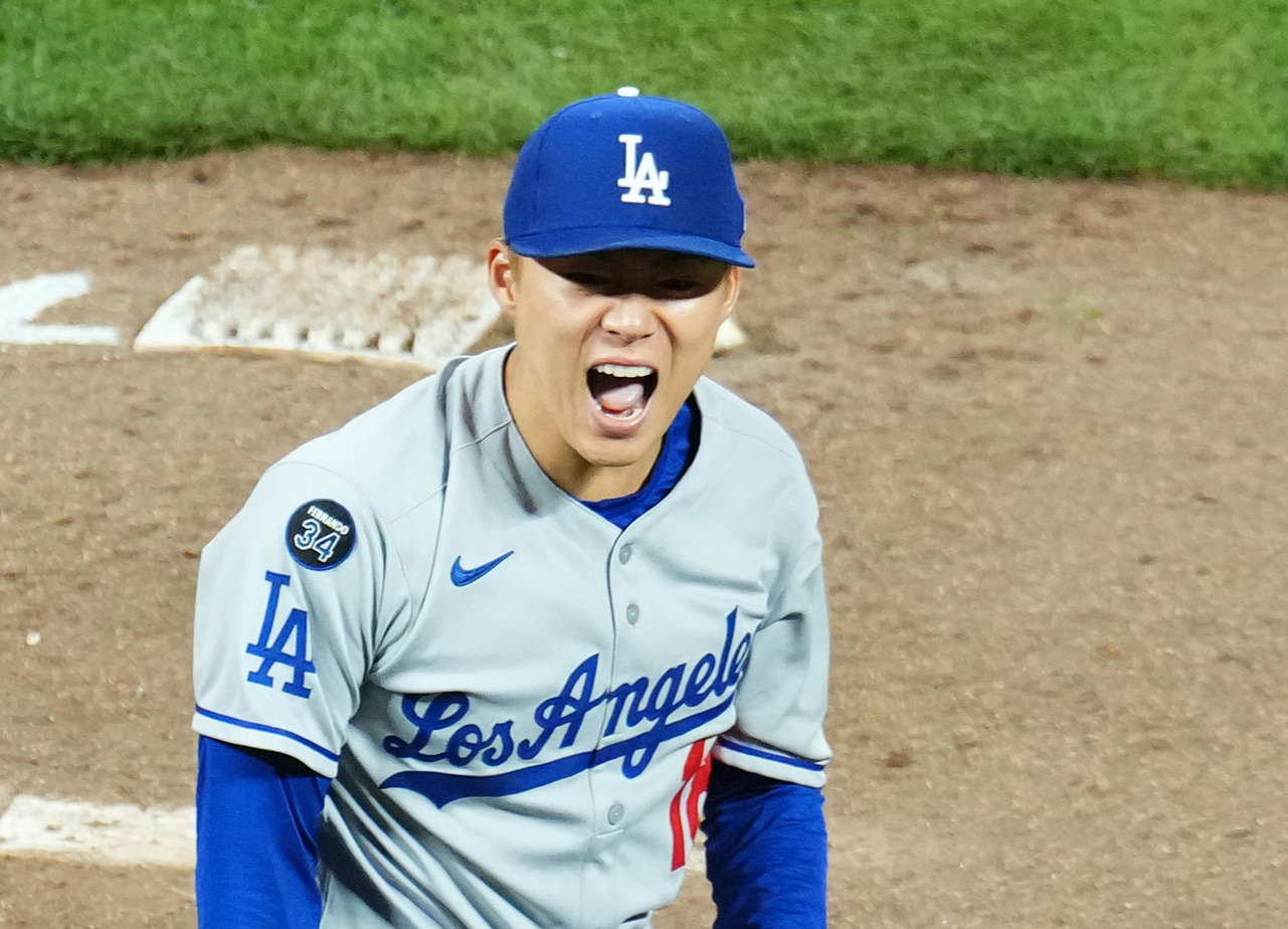 ジャイアンツ戦の7回、投球後に叫ぶドジャース山本（2025年9月12日撮影）