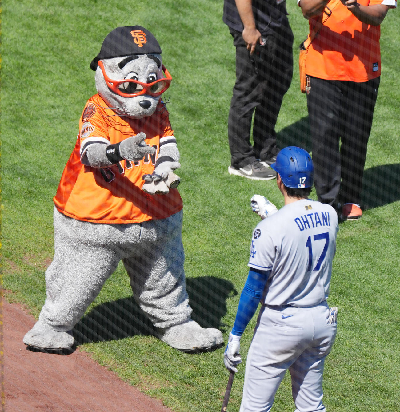 ジャイアンツ対試合開始直前、ジャイアンツのキャラクターのルー・シールとじゃんけんする大谷。ルー・シールがチョキで、大谷がグー。勝ったのは大谷（撮影・菅敏）