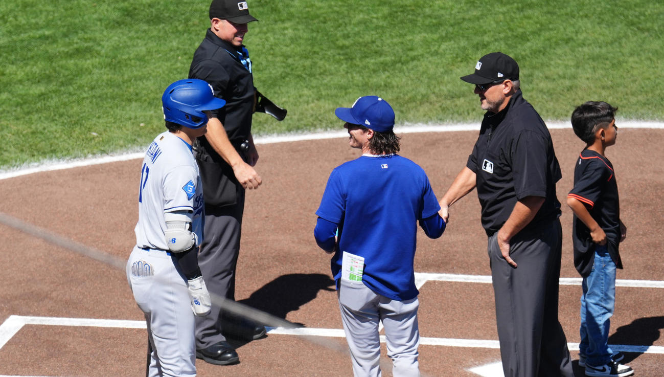 ジャイアンツ対ドジャース　試合開始直前、メンバー表の交換に帯同するドジャース大谷（左）（撮影・菅敏）