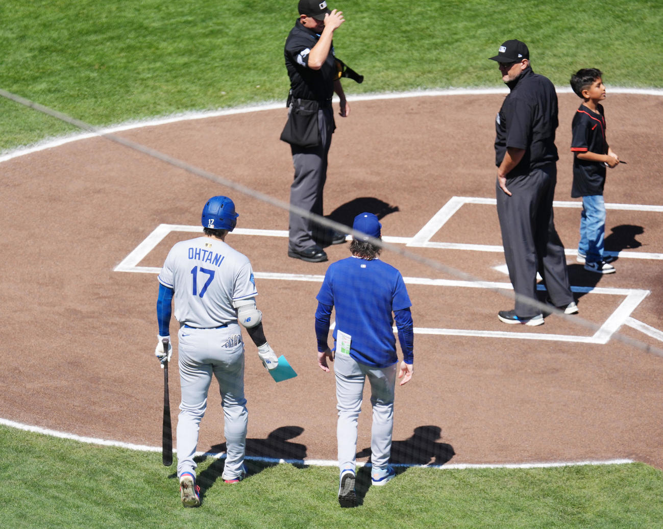 ジャイアンツ対ドジャース　試合開始直前、メンバー表の交換に帯同するドジャース大谷（左）（撮影・菅敏）