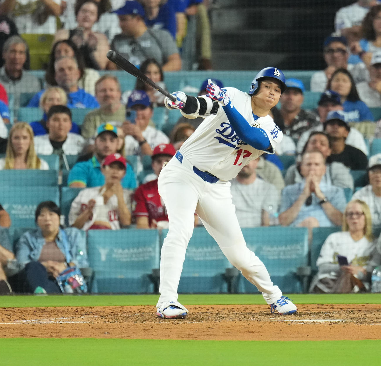 ドジャース対フィリーズ　5回裏ドジャース1死一塁、右二塁打を放つ大谷（撮影・菅敏）