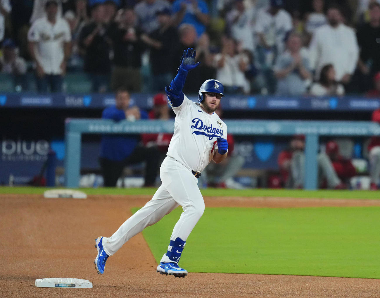 ドジャース対フィリーズ　5回裏ドジャース無死、右越えにソロ本塁打を放、ダイヤモンドを回るマンシー