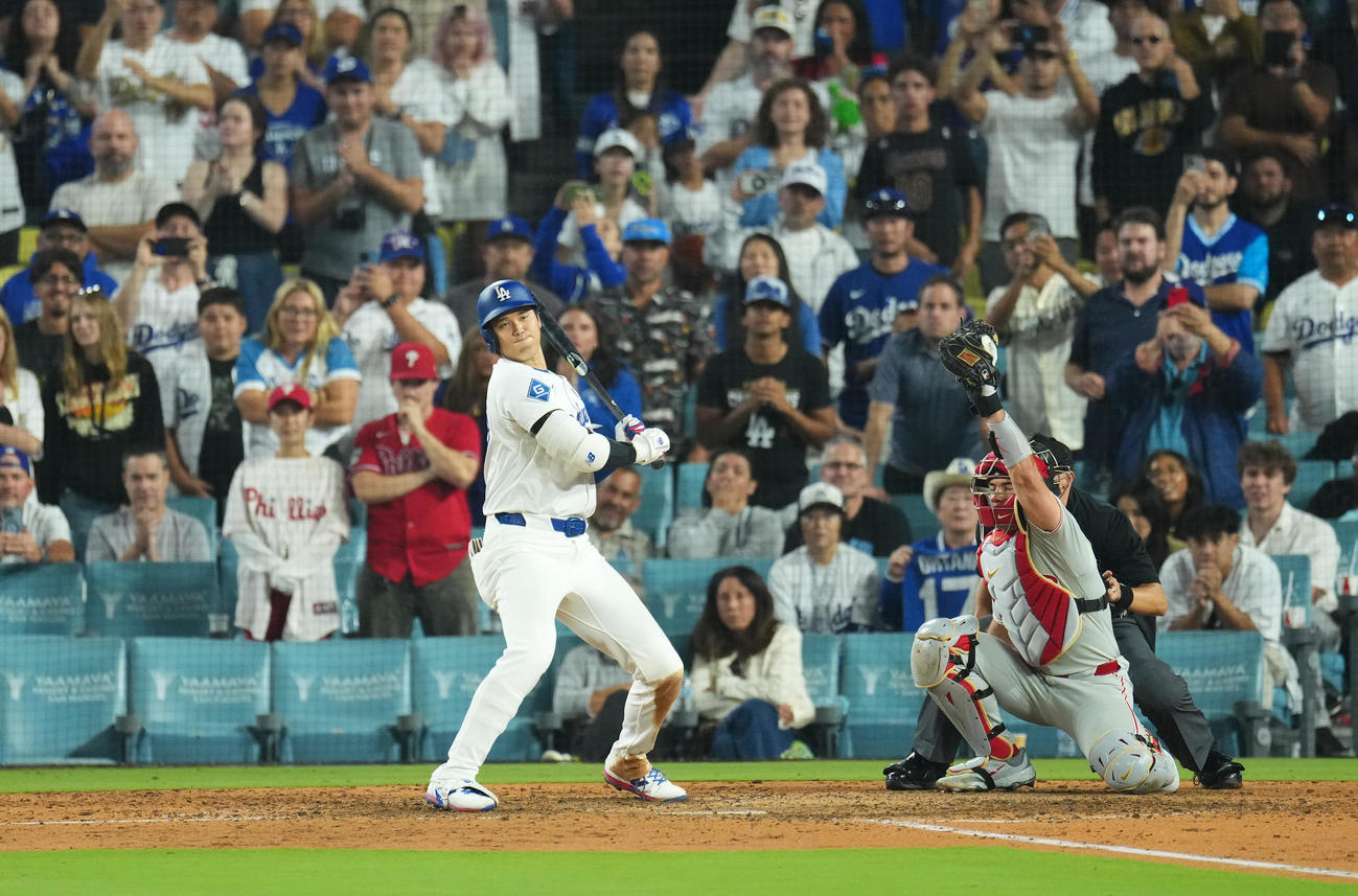 ドジャース対フィリーズ　9回裏ドジャース2死、四球を選ぶ大谷（撮影・菅敏）