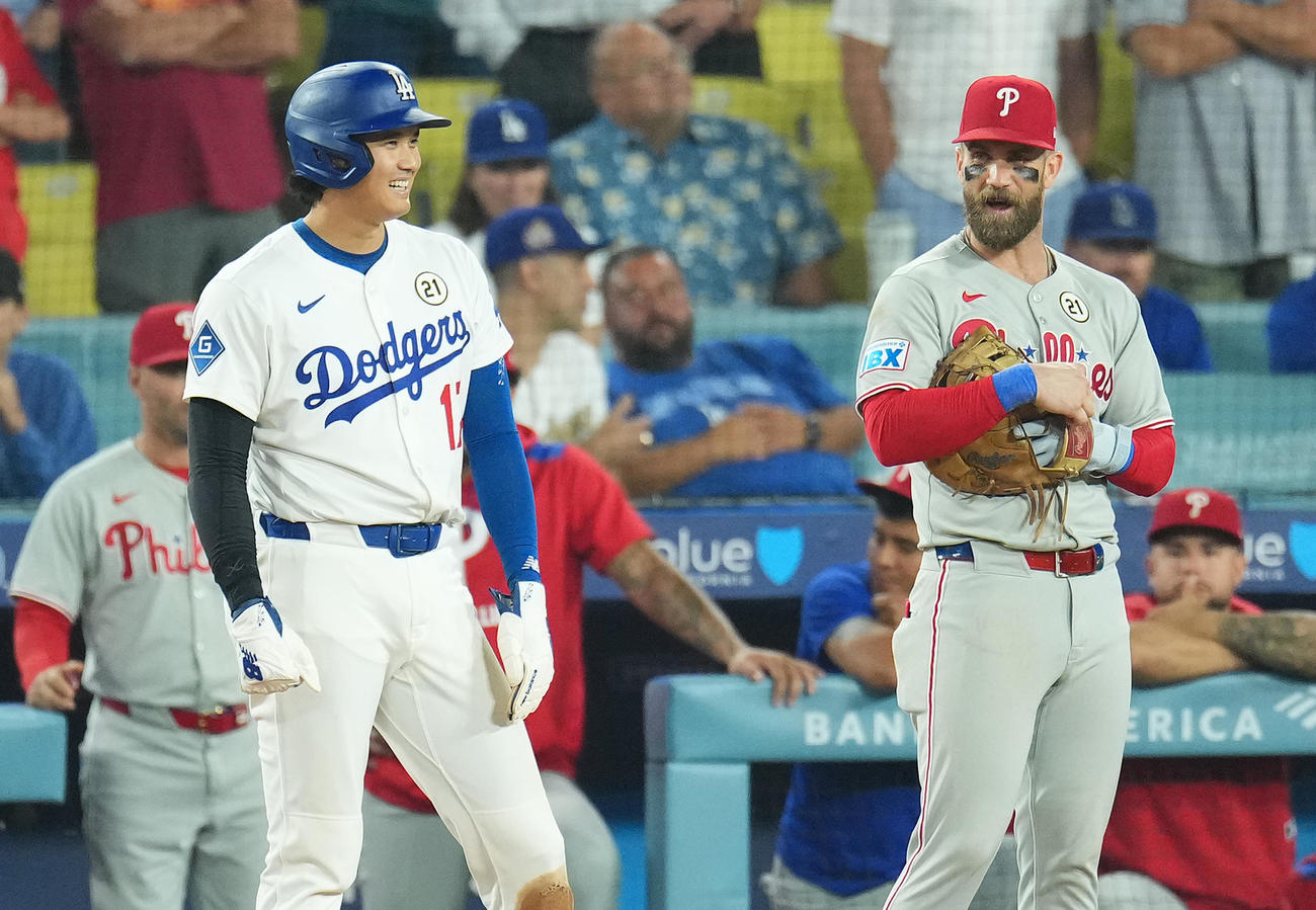 ドジャース対フィリーズ　9回裏ドジャース2死、四球を選び、塁上でハーパー（右）と談笑する大谷（撮影・菅敏）