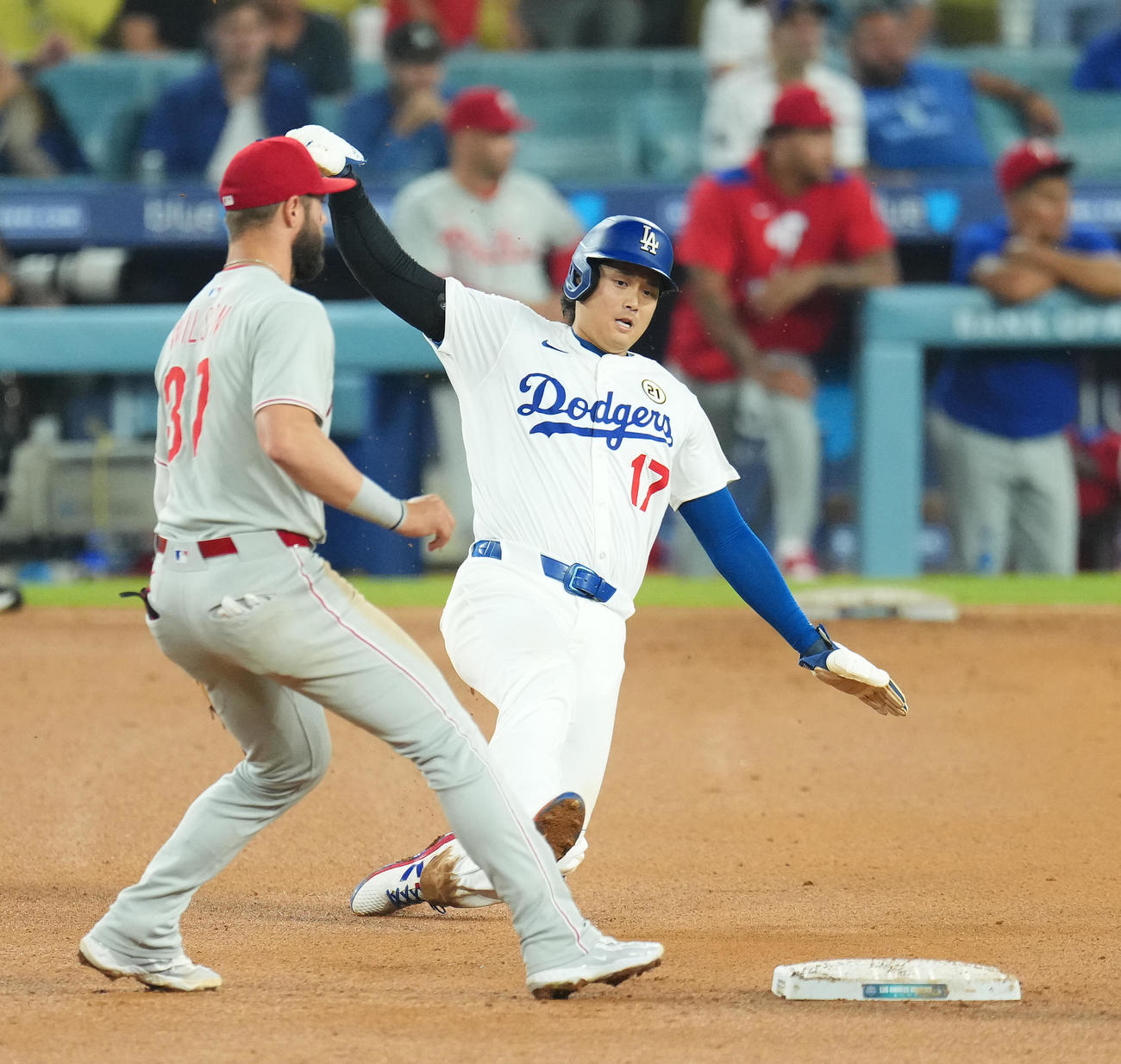 ドジャース対フィリーズ　9回裏ドジャース2死一塁、打者ベッツの時、二塁盗塁を決める大谷（撮影・菅敏）