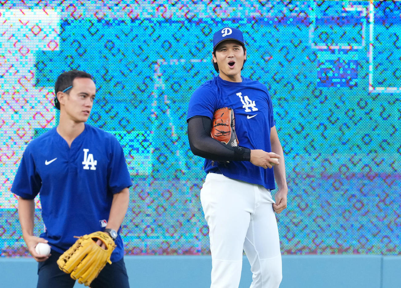 ドジャース対フィリーズ　試合前、キャッチボール中に飛んで来た打撃練習のボールをアイアトン氏（手前）が好捕し、驚くジャース大谷（撮影・菅敏）