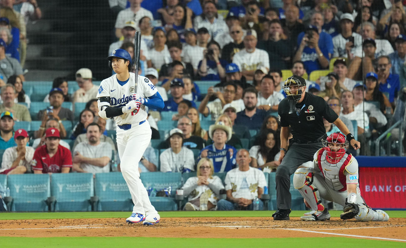 ドジャース対フィリーズ　3回裏ドジャース1死三塁、四球を選ぶ大谷（撮影・菅敏）