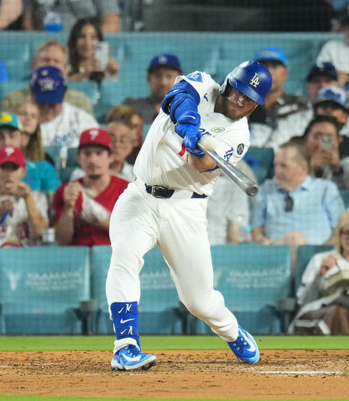 ドジャース対フィリーズ　5回裏ドジャース無死、右越えにソロ本塁打を放つマンシー＝2025年9月15日