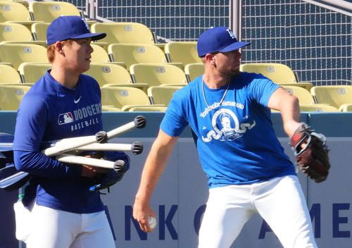 ドジャース対フィリーズ　試合前、「YAMAMOTO」Tシャツを着て練習をするトライネン（右）に視線を送るドジャース山本（撮影・菅敏）