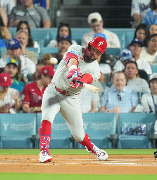 フィリーズ対ドジャース　1回表フィリーズ1死、右越えに53号ソロ本塁打を放つシュワバー（撮影・菅敏）