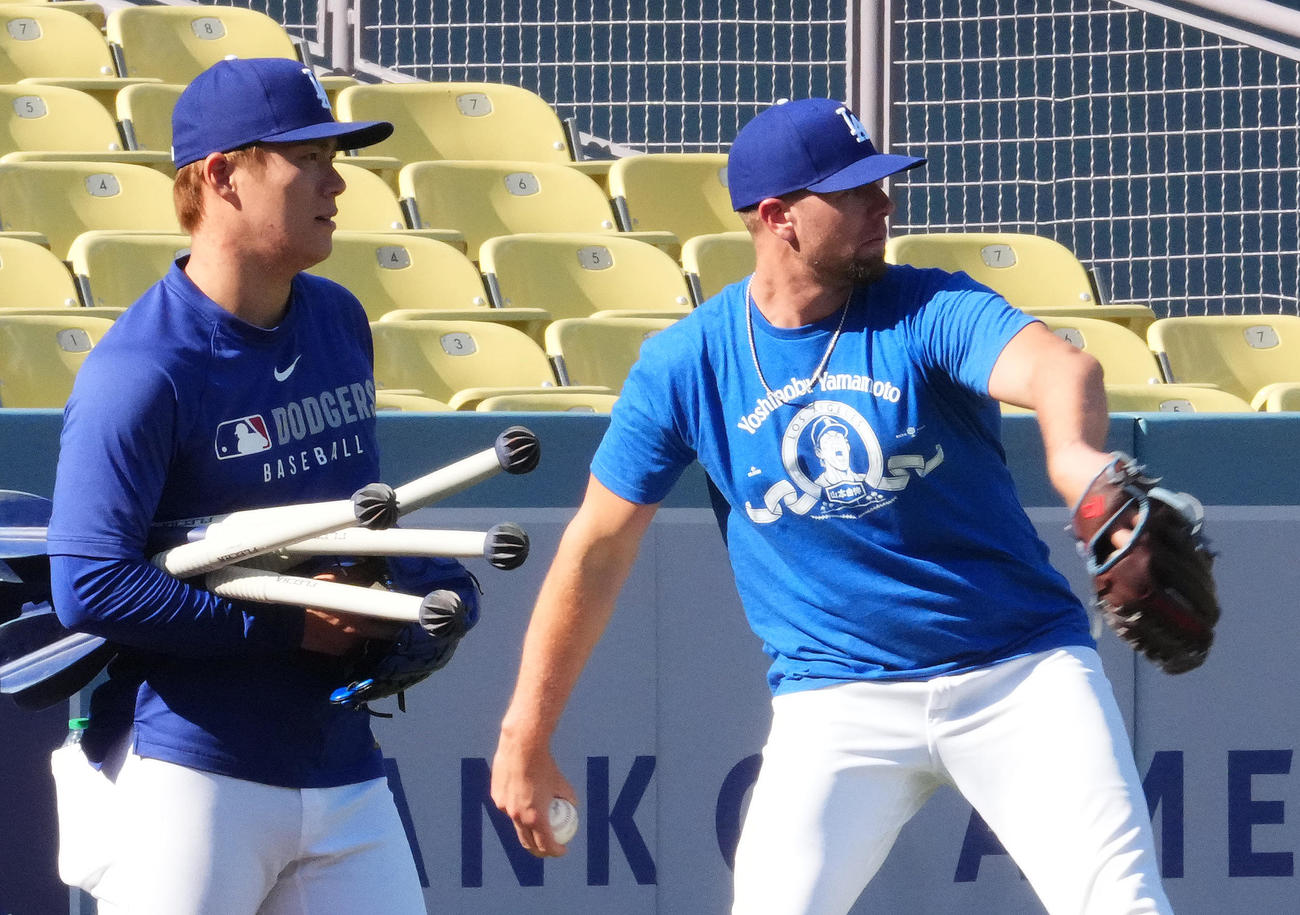 ドジャース対フィリーズ　試合前、「YAMAMOTO」Tシャツを着て練習をするトライネン（右）に視線を送るドジャース山本（撮影・菅敏）