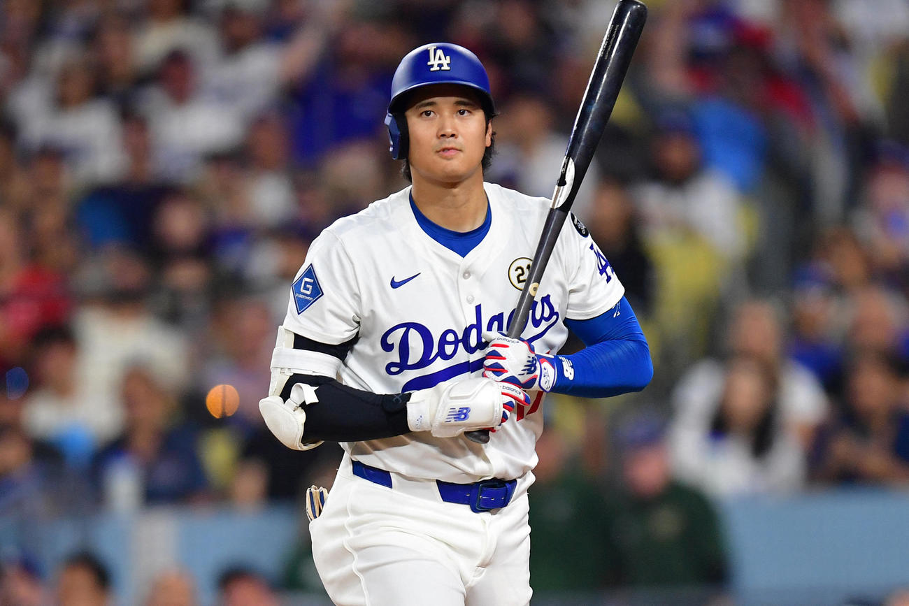 フィリーズ戦第１打席に向かうドジャース大谷翔平（ロイター）
