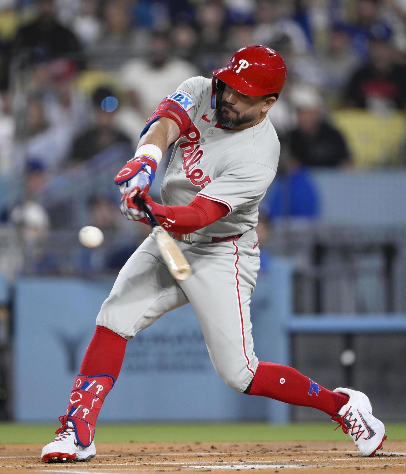 ドジャース戦の1回、53号ソロを放つフィリーズのシュワバー（共同）