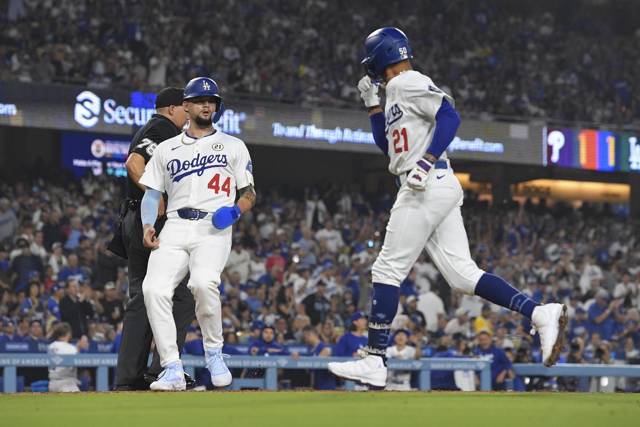 ドジャースのパヘス（左）フィリーズ戦の３回にベッツ（右）の犠飛で生還した（AP)